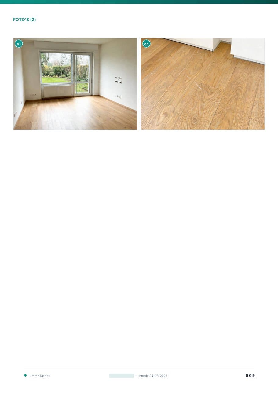 Fotopagina uit het rapport met genummerde foto's van de woonkamer en de kras in het parket